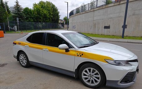 Toyota Camry, 2022 год, 3 100 000 рублей, 4 фотография