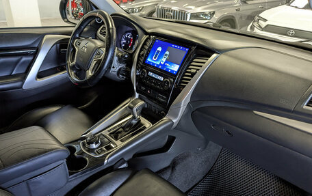 Mitsubishi Pajero Sport III рестайлинг, 2018 год, 2 990 000 рублей, 13 фотография