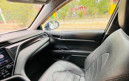 Toyota Camry, 2019 год, 1 950 000 рублей, 8 фотография