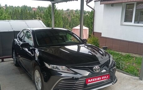 Toyota Camry, 2021 год, 2 600 000 рублей, 2 фотография