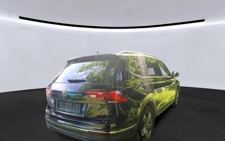 Volkswagen Tiguan II, 2022 год, 2 642 000 рублей, 2 фотография