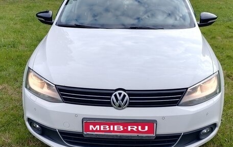 Volkswagen Jetta VI, 2013 год, 930 000 рублей, 1 фотография