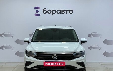 Volkswagen Tiguan II, 2021 год, 2 100 000 рублей, 2 фотография