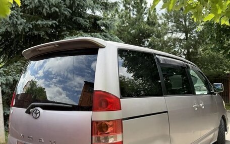Toyota Noah III, 2002 год, 710 000 рублей, 4 фотография