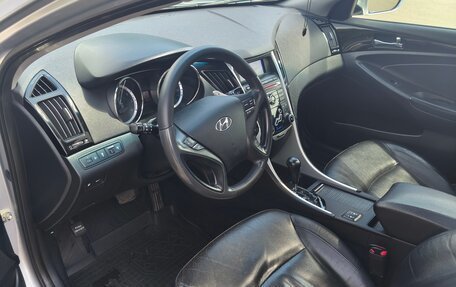 Hyundai Sonata VI, 2010 год, 870 000 рублей, 7 фотография