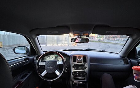 Chrysler 300C II, 2004 год, 1 300 000 рублей, 7 фотография