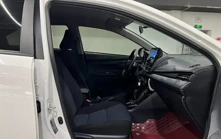 Toyota Yaris XP150 рестайлинг, 2022 год, 1 240 000 рублей, 10 фотография