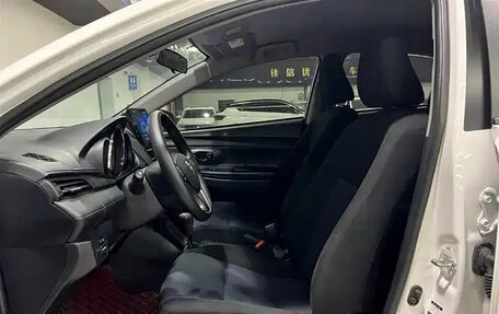 Toyota Yaris XP150 рестайлинг, 2022 год, 1 240 000 рублей, 15 фотография