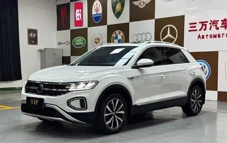Volkswagen T-Roc I, 2023 год, 1 940 000 рублей, 1 фотография