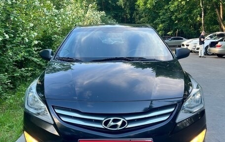 Hyundai Solaris II рестайлинг, 2015 год, 1 050 000 рублей, 1 фотография