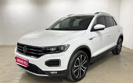 Volkswagen T-Roc I, 2023 год, 1 300 000 рублей, 1 фотография