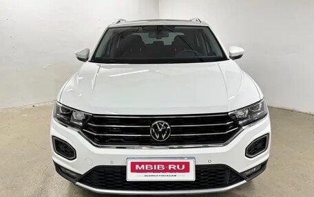 Volkswagen T-Roc I, 2023 год, 1 300 000 рублей, 2 фотография