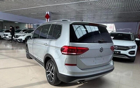 Volkswagen Touran III, 2021 год, 1 490 000 рублей, 5 фотография