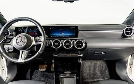 Mercedes-Benz A-Класс, 2024 год, 2 420 000 рублей, 11 фотография