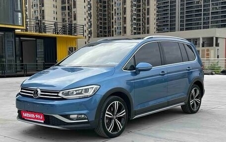 Volkswagen Touran III, 2021 год, 1 850 000 рублей, 1 фотография