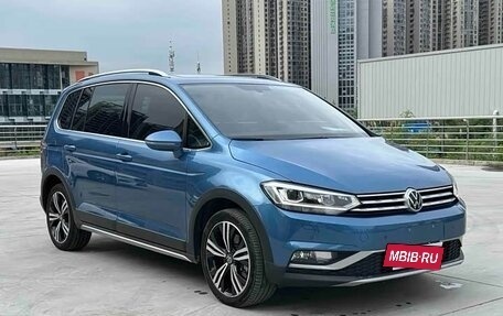 Volkswagen Touran III, 2021 год, 1 850 000 рублей, 3 фотография