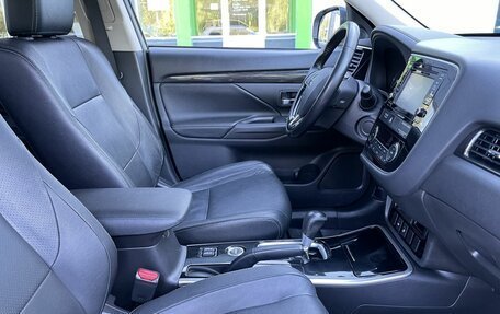 Mitsubishi Outlander III рестайлинг 3, 2017 год, 1 799 000 рублей, 9 фотография