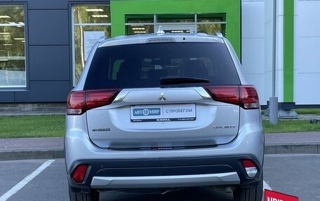 Mitsubishi Outlander III рестайлинг 3, 2017 год, 1 799 000 рублей, 6 фотография