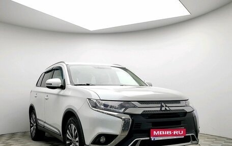 Mitsubishi Outlander III рестайлинг 3, 2019 год, 1 887 000 рублей, 1 фотография
