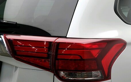 Mitsubishi Outlander III рестайлинг 3, 2019 год, 1 887 000 рублей, 10 фотография