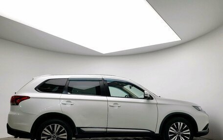Mitsubishi Outlander III рестайлинг 3, 2019 год, 1 887 000 рублей, 8 фотография