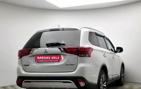 Mitsubishi Outlander III рестайлинг 3, 2019 год, 1 887 000 рублей, 7 фотография