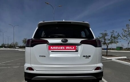 Toyota RAV4, 2018 год, 3 190 000 рублей, 3 фотография