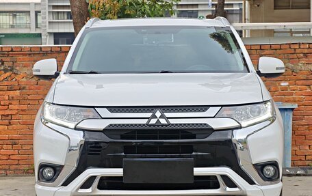 Mitsubishi Outlander III рестайлинг 3, 2022 год, 2 010 010 рублей, 2 фотография