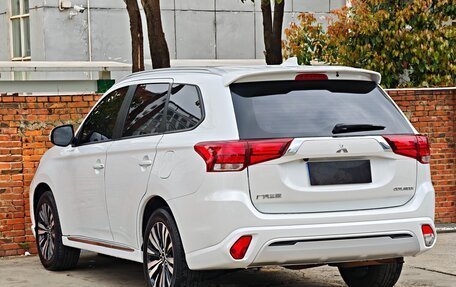 Mitsubishi Outlander III рестайлинг 3, 2022 год, 2 010 010 рублей, 7 фотография