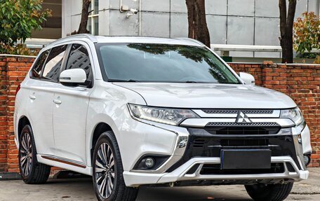 Mitsubishi Outlander III рестайлинг 3, 2022 год, 2 010 010 рублей, 3 фотография
