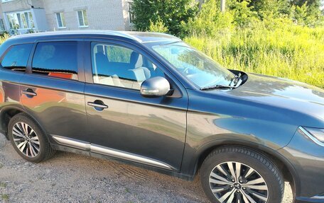 Mitsubishi Outlander III рестайлинг 3, 2020 год, 2 350 000 рублей, 2 фотография