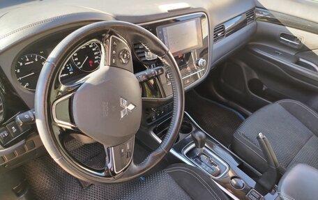 Mitsubishi Outlander III рестайлинг 3, 2020 год, 2 350 000 рублей, 5 фотография