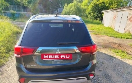 Mitsubishi Outlander III рестайлинг 3, 2020 год, 2 350 000 рублей, 3 фотография