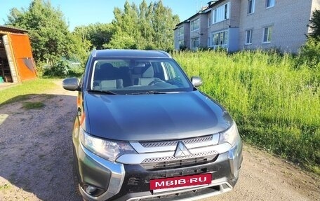 Mitsubishi Outlander III рестайлинг 3, 2020 год, 2 350 000 рублей, 4 фотография