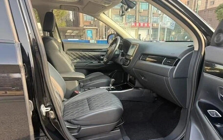 Mitsubishi Outlander III рестайлинг 3, 2022 год, 1 720 000 рублей, 10 фотография