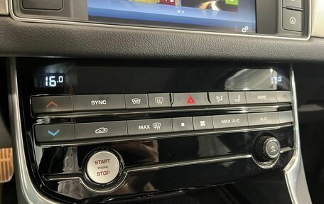 Jaguar XF II, 2016 год, 1 635 000 рублей, 13 фотография
