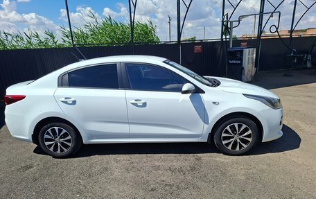 KIA Rio IV, 2017 год, 990 000 рублей, 2 фотография