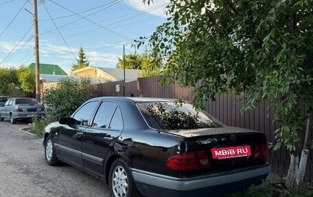 Mercedes-Benz E-Класс, 1995 год, 299 999 рублей, 3 фотография