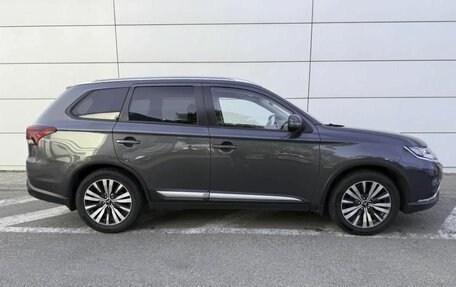 Mitsubishi Outlander III рестайлинг 3, 2019 год, 2 150 000 рублей, 4 фотография