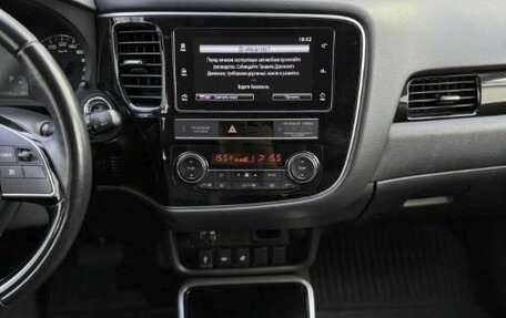 Mitsubishi Outlander III рестайлинг 3, 2019 год, 2 150 000 рублей, 14 фотография
