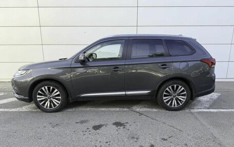 Mitsubishi Outlander III рестайлинг 3, 2019 год, 2 150 000 рублей, 9 фотография