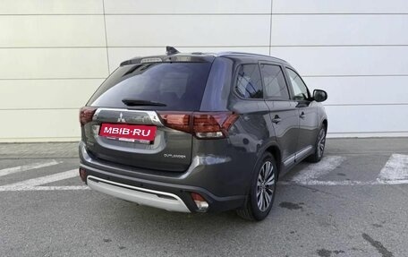 Mitsubishi Outlander III рестайлинг 3, 2019 год, 2 150 000 рублей, 5 фотография