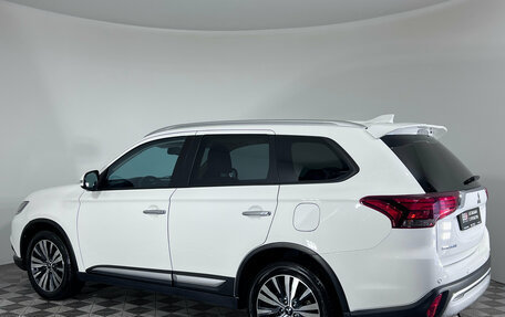 Mitsubishi Outlander III рестайлинг 3, 2020 год, 2 620 000 рублей, 4 фотография