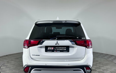 Mitsubishi Outlander III рестайлинг 3, 2020 год, 2 620 000 рублей, 5 фотография