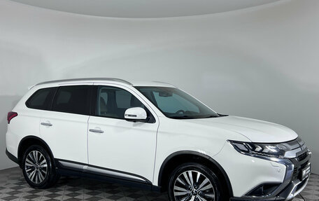 Mitsubishi Outlander III рестайлинг 3, 2020 год, 2 620 000 рублей, 3 фотография