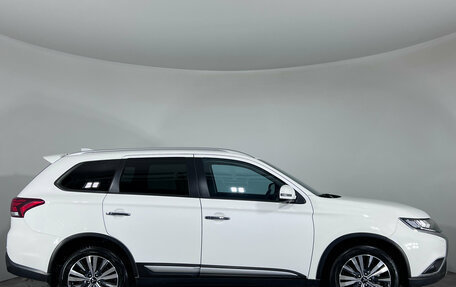 Mitsubishi Outlander III рестайлинг 3, 2020 год, 2 620 000 рублей, 7 фотография