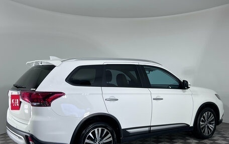 Mitsubishi Outlander III рестайлинг 3, 2020 год, 2 620 000 рублей, 6 фотография