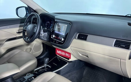 Mitsubishi Outlander III рестайлинг 3, 2020 год, 2 620 000 рублей, 10 фотография