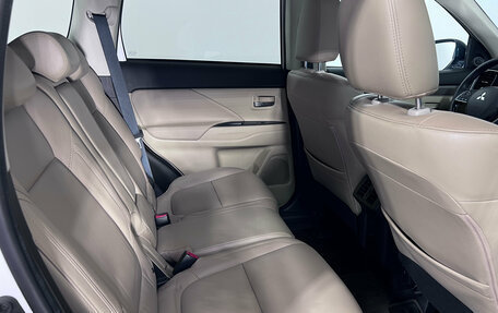 Mitsubishi Outlander III рестайлинг 3, 2020 год, 2 620 000 рублей, 18 фотография