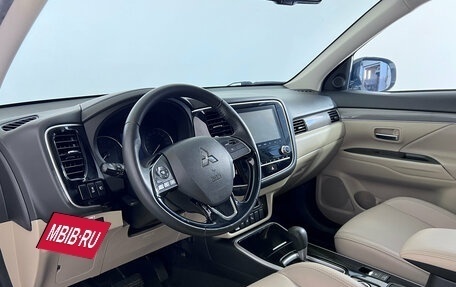 Mitsubishi Outlander III рестайлинг 3, 2020 год, 2 620 000 рублей, 13 фотография